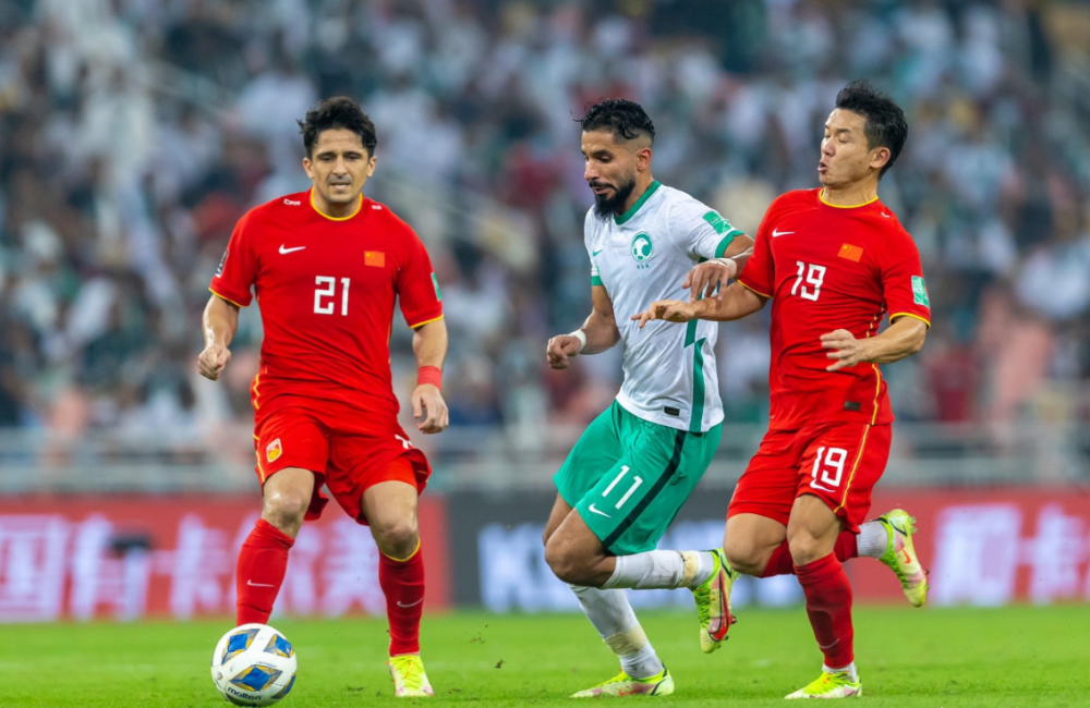  里尔客场顽强逼平里昂，防守反击战术显成效