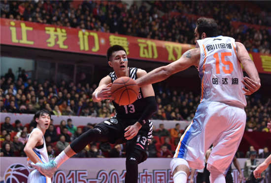  篮网加时险胜雄鹿豪取五连胜气势如虹  